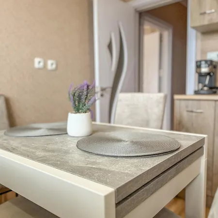 Appartement One-bedroom Next To Mall With Free Street Parking