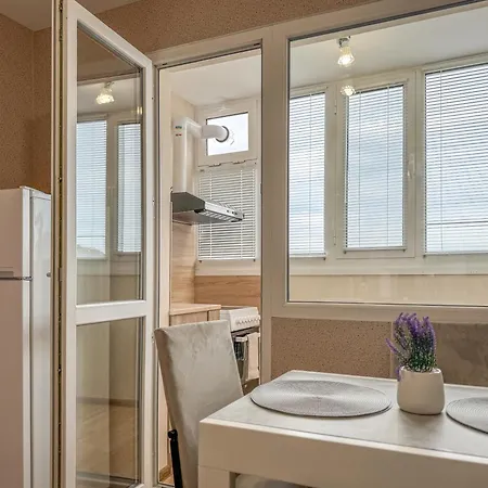 One-bedroom Next To Mall With Free Street Parking