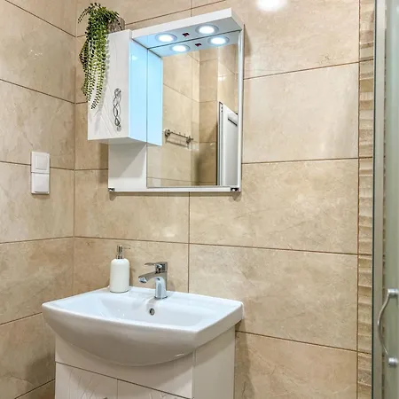 Appartement One-bedroom Next To Mall With Free Street Parking *