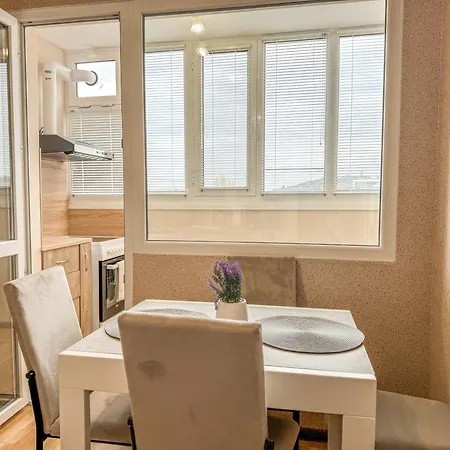 One-bedroom Next To Mall With Free Street Parking Appartement