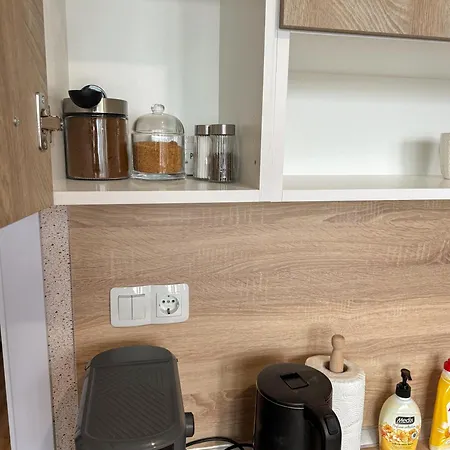 One-bedroom Next To Mall With Free Street Parking Appartement