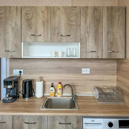 One-bedroom Next To Mall With Free Street Parking *