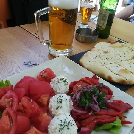 One-bedroom Next To Mall With Free Street Parking Appartement