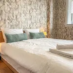 One-bedroom Next To Mall With Free Street Parking דירה *