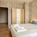 One-bedroom Next To Mall With Free Street Parking דירה