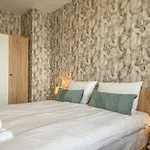 דירה One-bedroom Next To Mall With Free Street Parking *