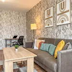 דירה One-bedroom Next To Mall With Free Street Parking *