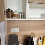 One-bedroom Next To Mall With Free Street Parking דירה