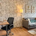 דירה One-bedroom Next To Mall With Free Street Parking *