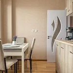 דירה One-bedroom Next To Mall With Free Street Parking