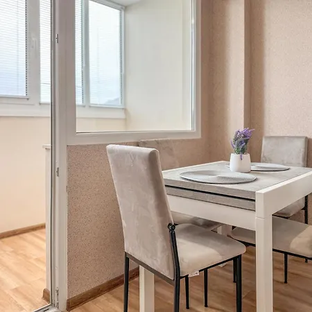 Apartamento One-bedroom Next To Mall With Free Street Parking By Flat Manаger