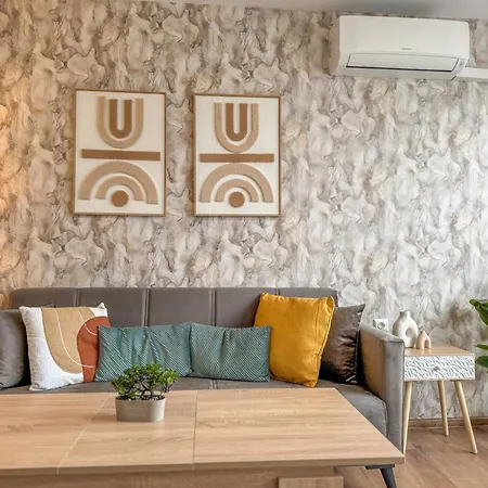 Apartamento One-bedroom Next To Mall With Free Street Parking By Flat Manаger