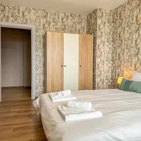 One-bedroom Next To Mall With Free Street Parking Апартамент
