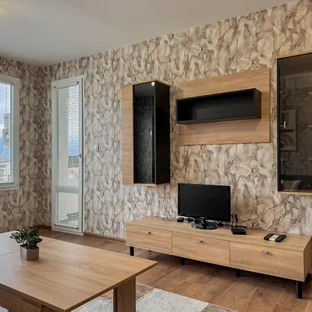 One-bedroom Next To Mall With Free Street Parking Apartment