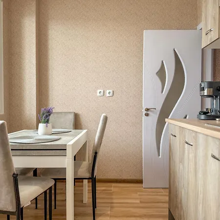 아파트 One-bedroom Next To Mall With Free Street Parking By Flat Manаger