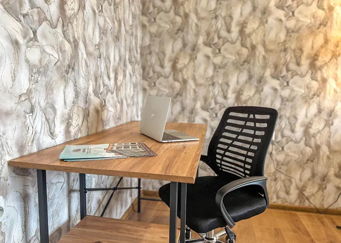 Appartement One-bedroom Next To Mall With Free Street Parking *