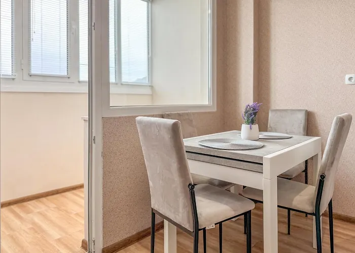 Appartement One-bedroom Next To Mall With Free Street Parking