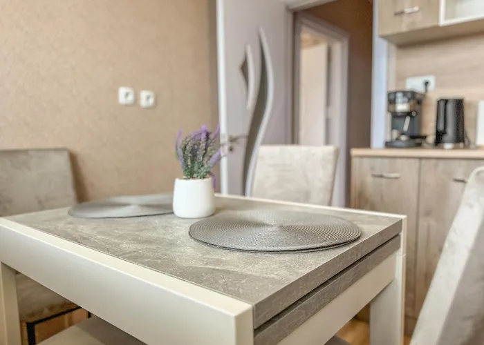 Appartement One-bedroom Next To Mall With Free Street Parking