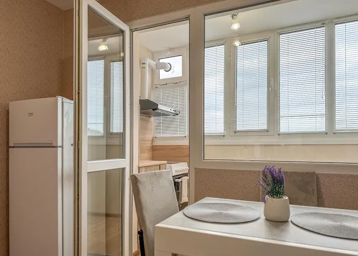 One-bedroom Next To Mall With Free Street Parking