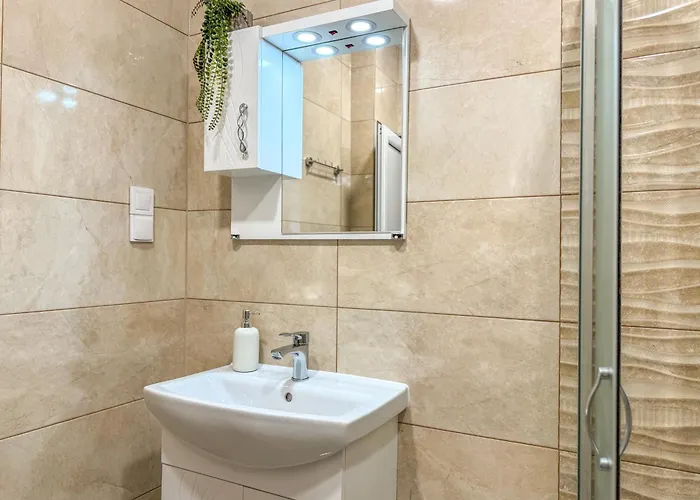 Appartement One-bedroom Next To Mall With Free Street Parking *