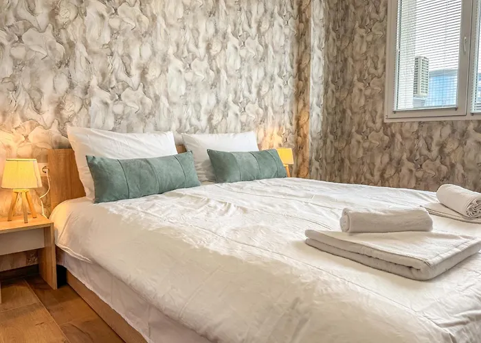 One-bedroom Next To Mall With Free Street Parking Appartement *