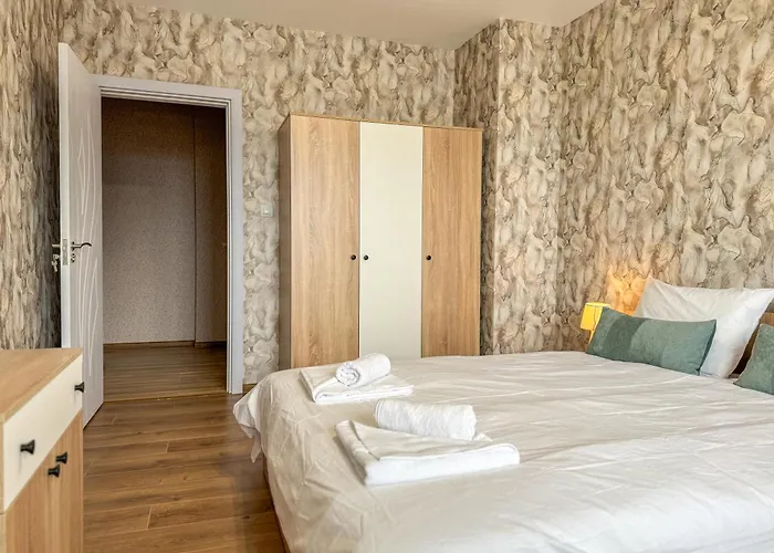 One-bedroom Next To Mall With Free Street Parking Appartement