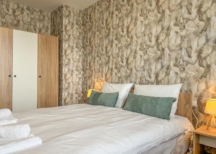 Appartement One-bedroom Next To Mall With Free Street Parking *