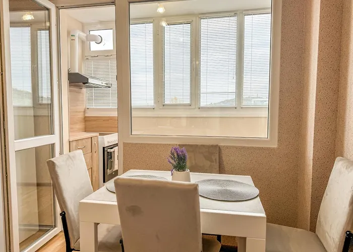 One-bedroom Next To Mall With Free Street Parking Appartement