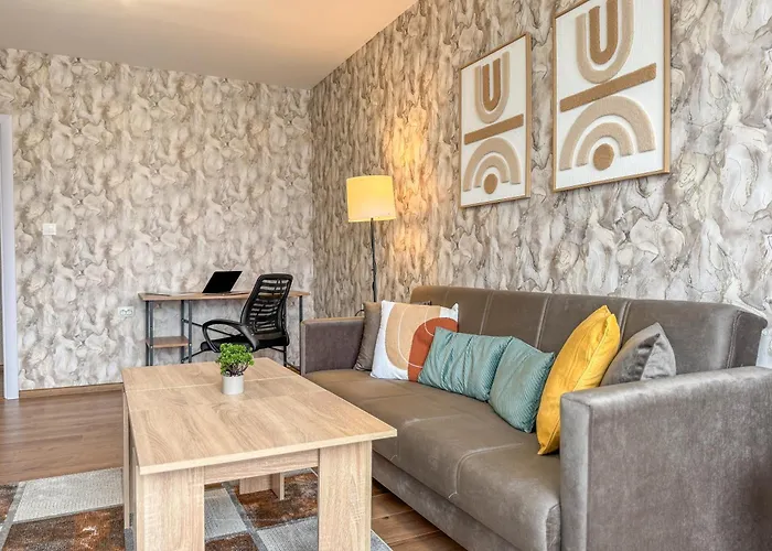 Appartement One-bedroom Next To Mall With Free Street Parking *