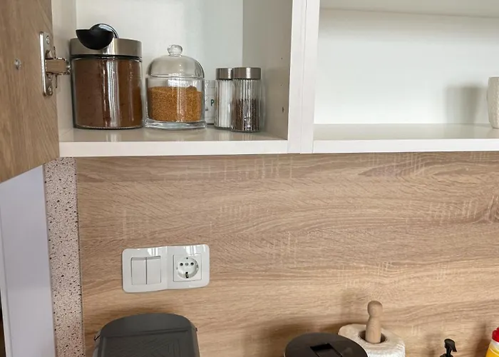 One-bedroom Next To Mall With Free Street Parking Appartement