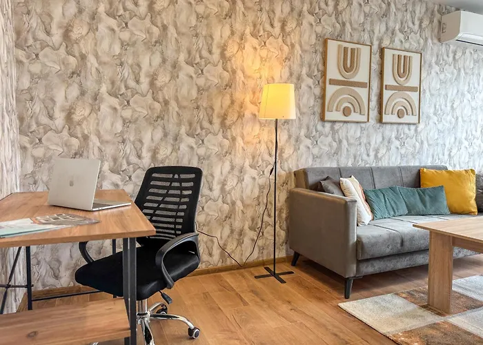 Appartement One-bedroom Next To Mall With Free Street Parking *