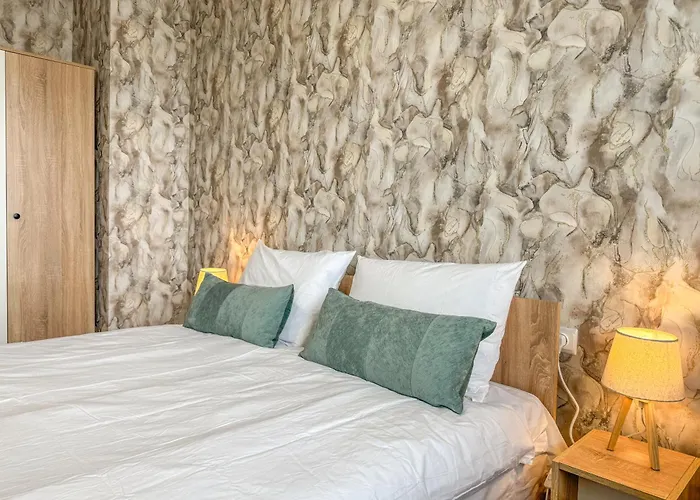 Appartement One-bedroom Next To Mall With Free Street Parking *