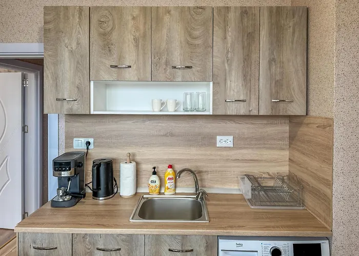 One-bedroom Next To Mall With Free Street Parking *